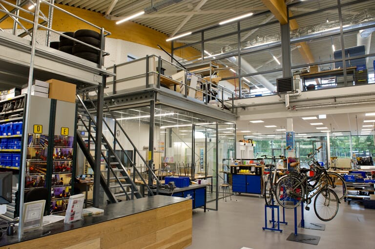 Techniekhal en huiskamer en interne verbouwingen