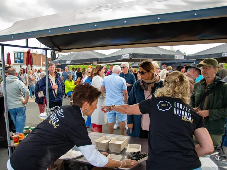 Mensen bij een kraam