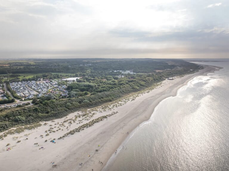 Dronefoto van zee en strand