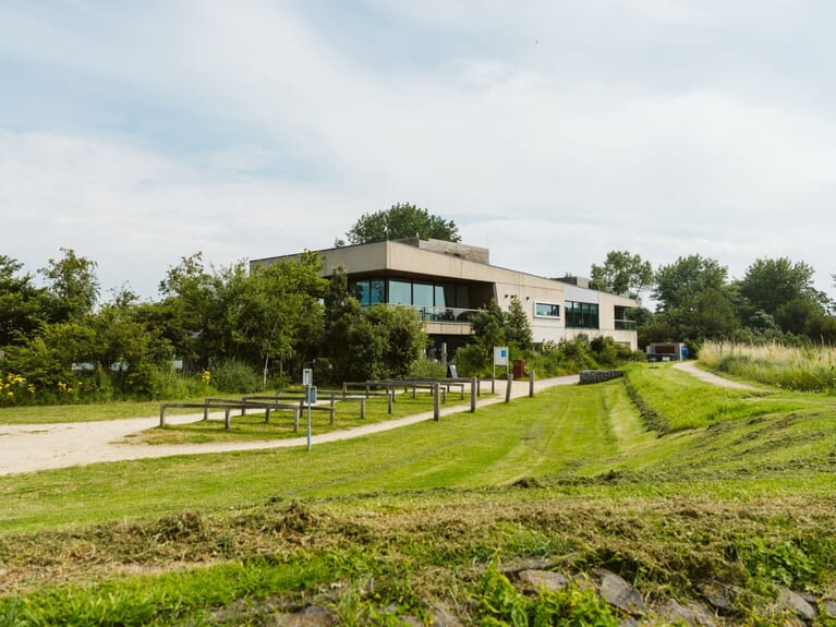 Een groot gebouw in de natuur