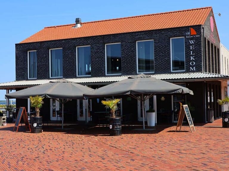 sailors_in_bruiniss_restaurant_uiteten