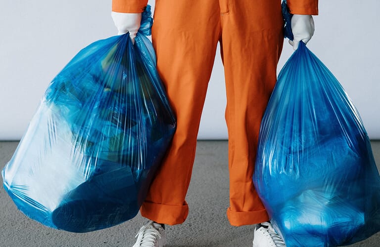 afvalzakken-naar-afvalcontainer