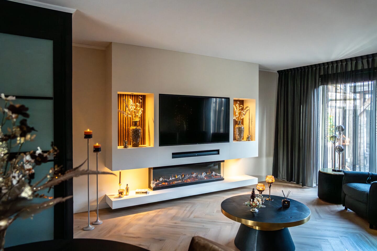 TV wand met sfeerhaard