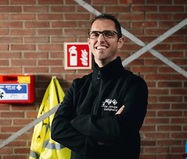 Een man met zijn armen over elkaar