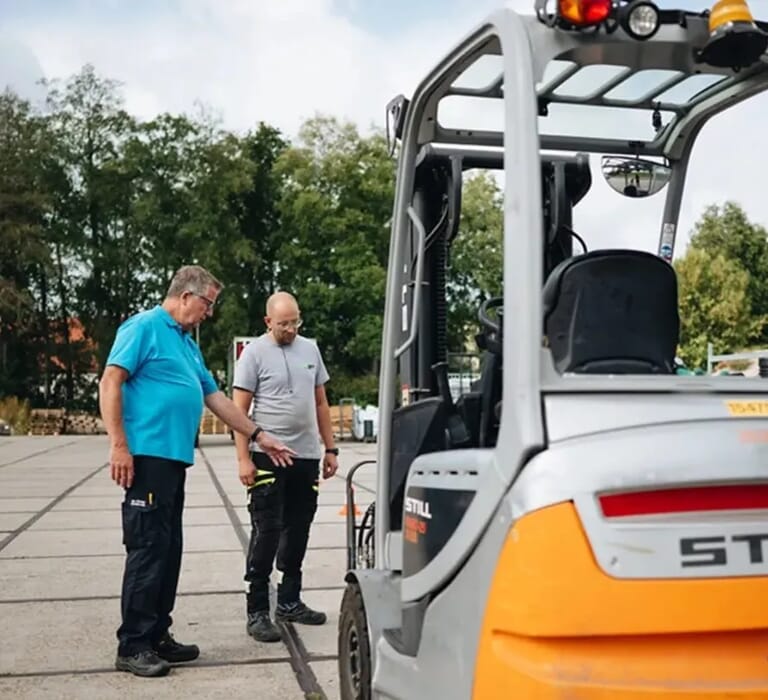 Twee mannen bij een heftruck