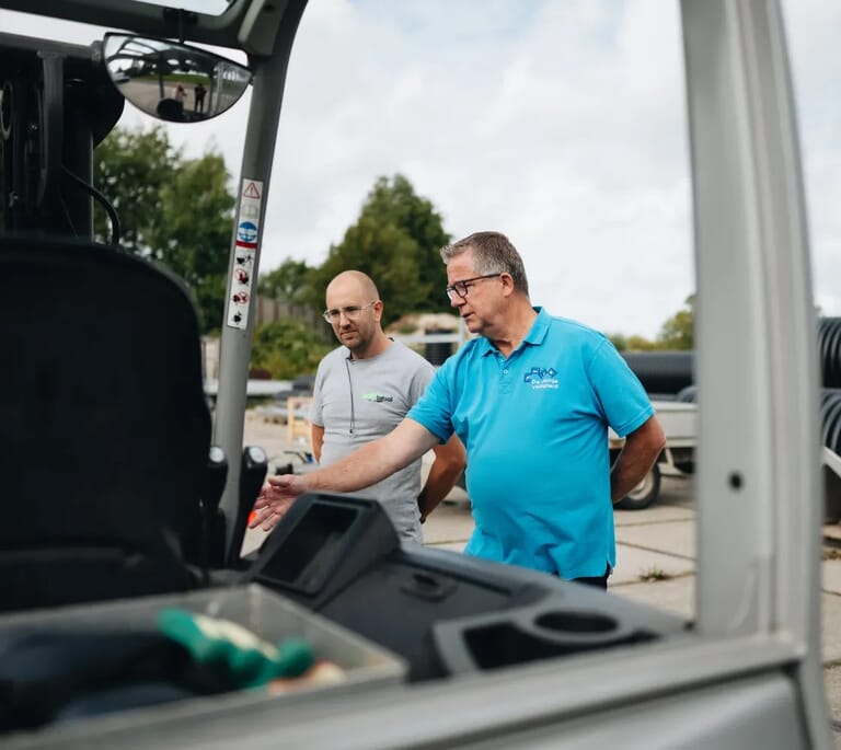Twee mannen bij een heftuck