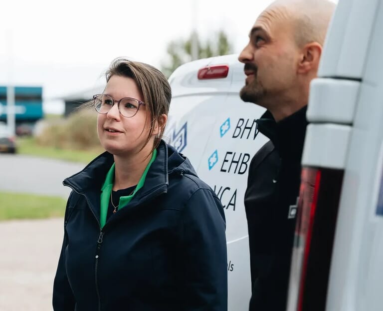 Een man en een vrouw kijken voor zich uit
