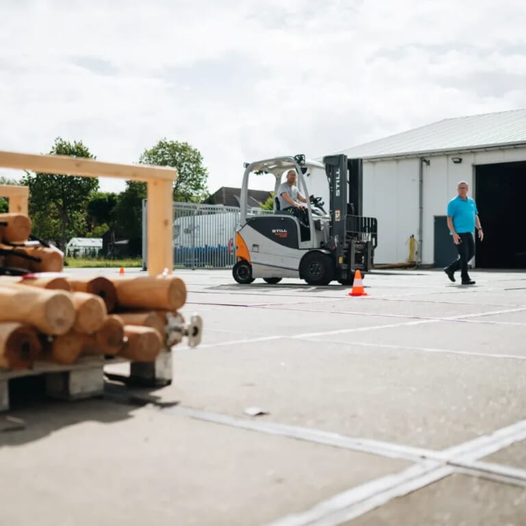 Een heftruck met in de verte een man