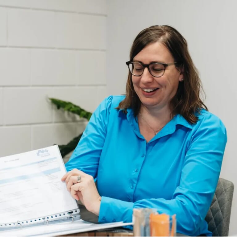 Een vrouw kijkt in een map