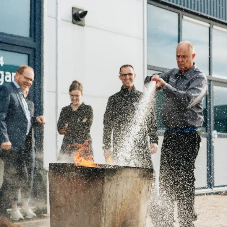 Man blust vuur met water