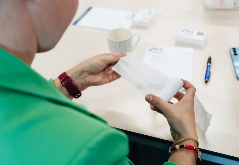 Twee handen met een verband in het midden