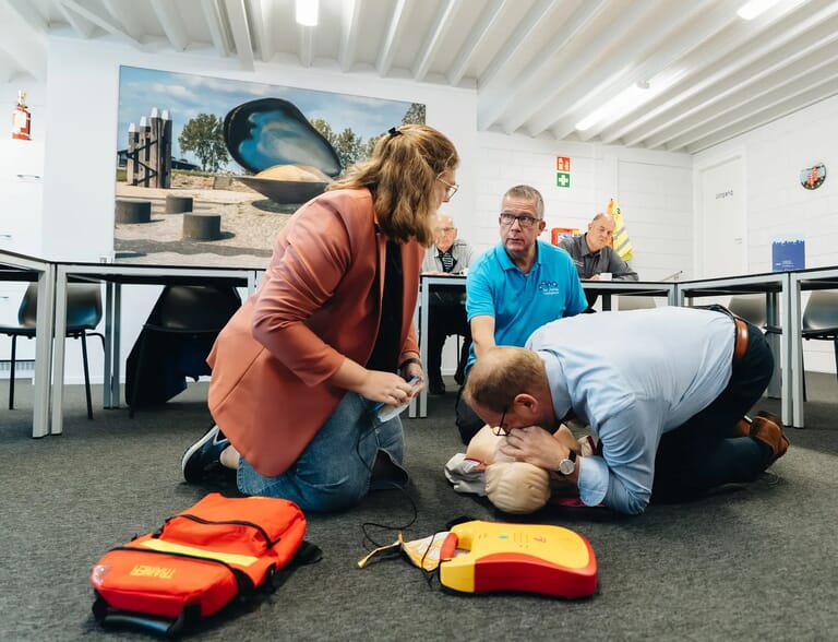 Mensen rondom reanimatie pop