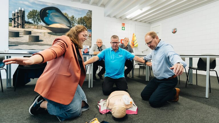 Mensen rondom reanimatie pop