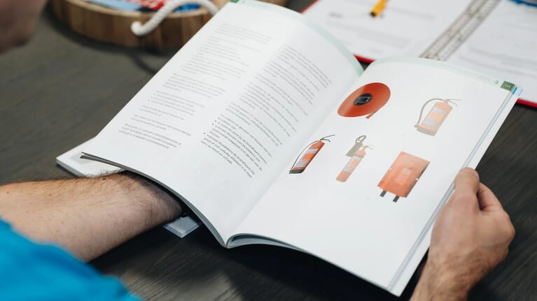 Een open boek met daarin informatie over brandblussers