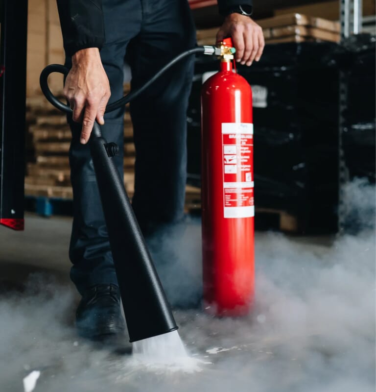 Iemand zet een brandblusser aan