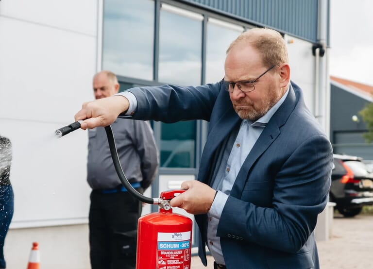 Een man in map blust