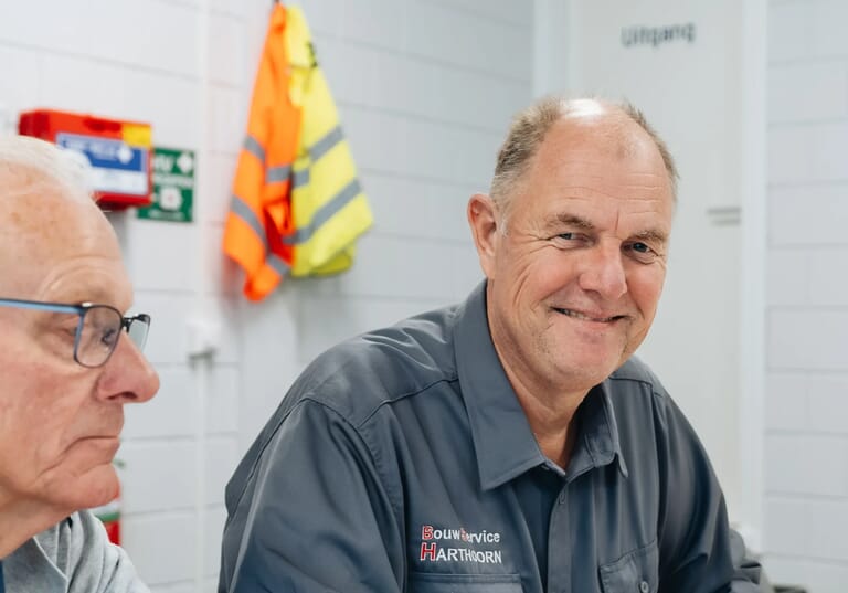 Man kijkt de camera in