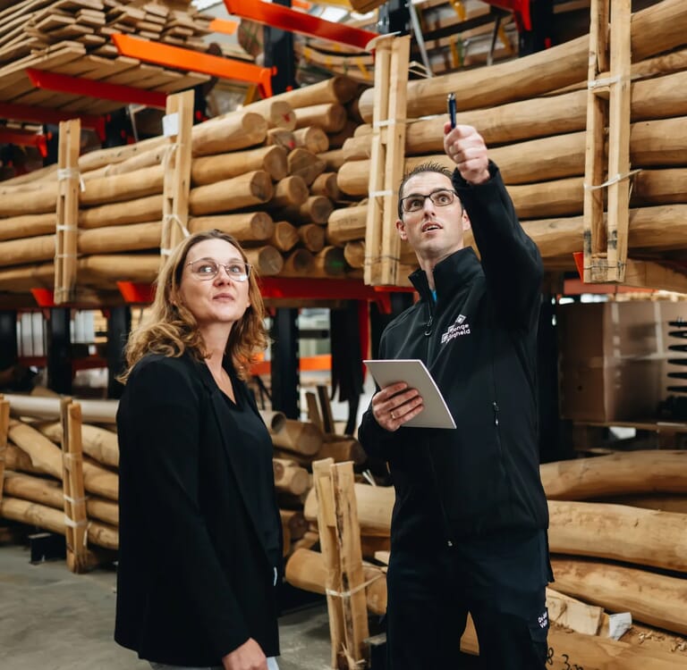 Een man en een vrouw kijken omhoog, de man wijst