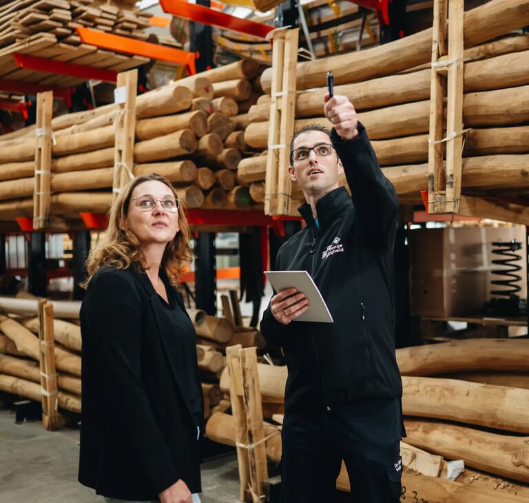 Man wijst omhoog in een magazijn