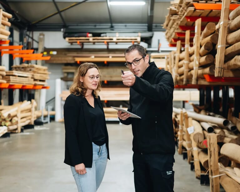 Een man wijst naar voren