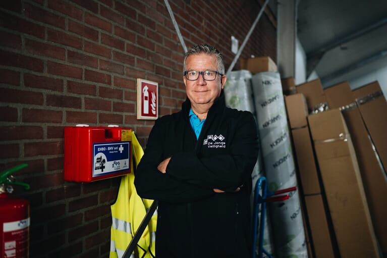 Een man met zijn armen over elkaar