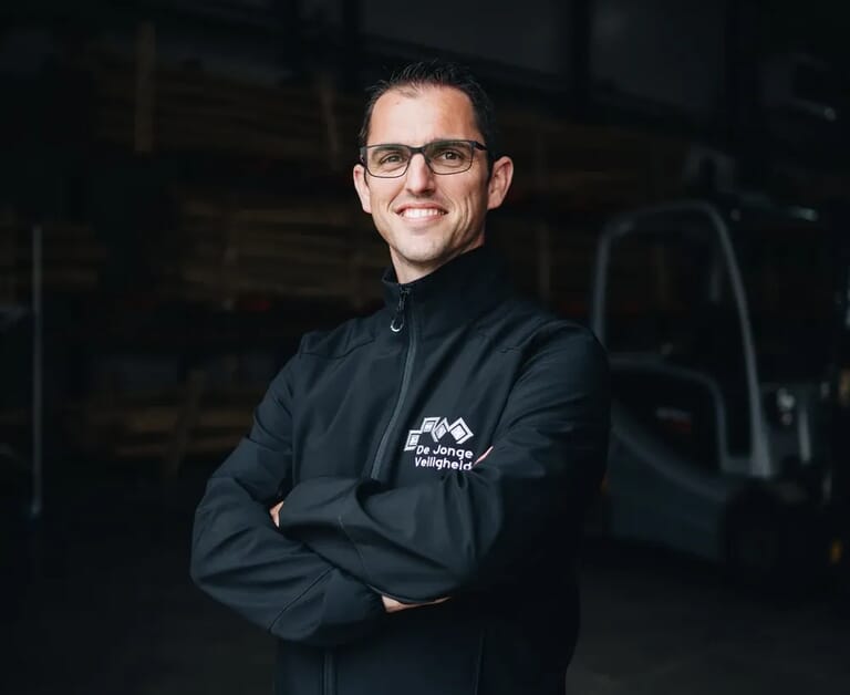 Man met zijn armen over elkaar