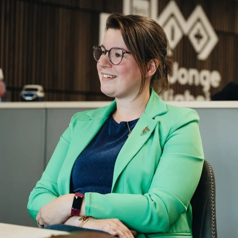 Een vrouw kijkt voor zich uit en lacht