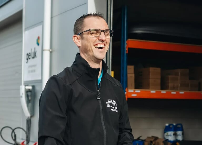 Man heeft zijn ogen dicht en lacht