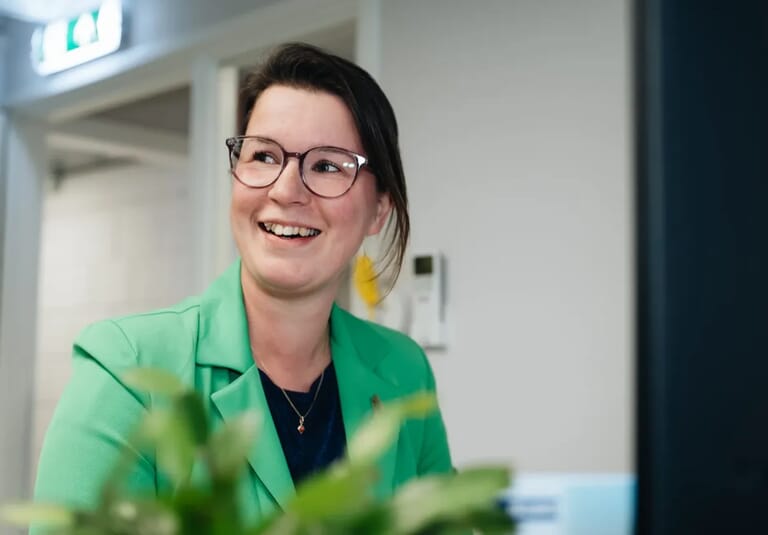 Vrouw lacht en kijkt naar de zijkant