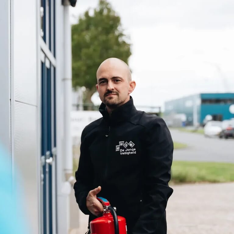 Een man met een brandblusser in zijn handen