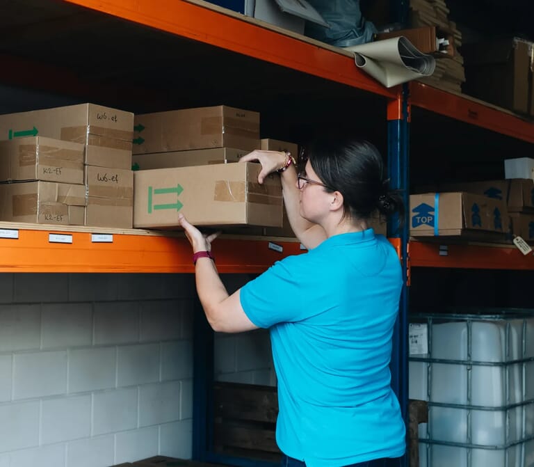 Iemand zet iets in een stelling