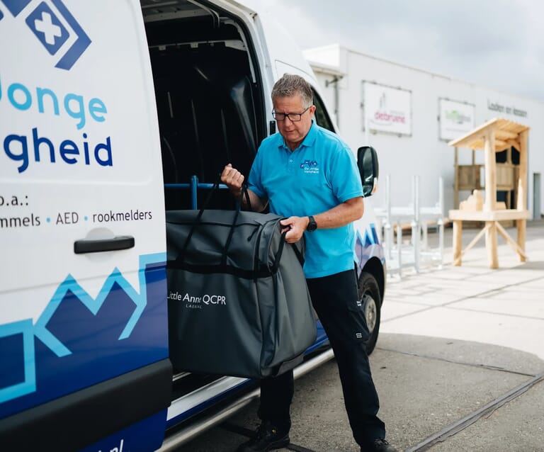 Man haalt een tas uit een bus