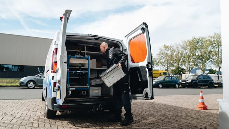 Man pakt iets uit zijn bus