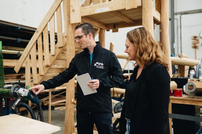 Man wijst naar een apparaat