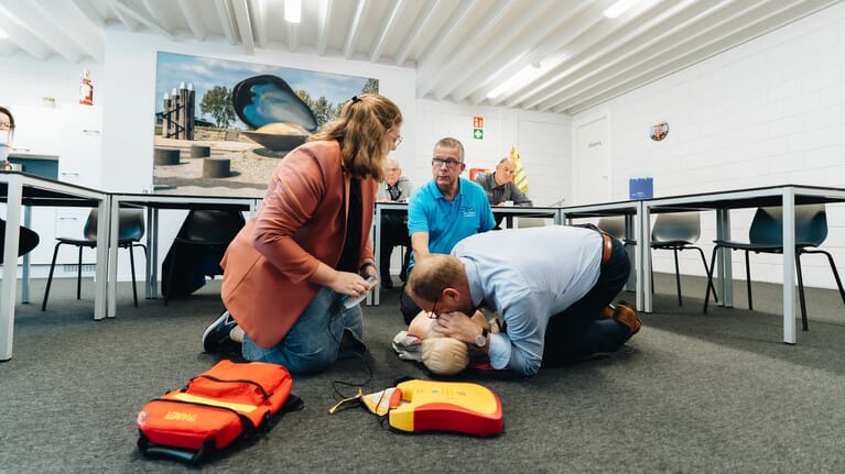 Reanimatie oefening op een pop