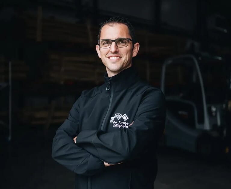 Man met zijn armen over elkaar