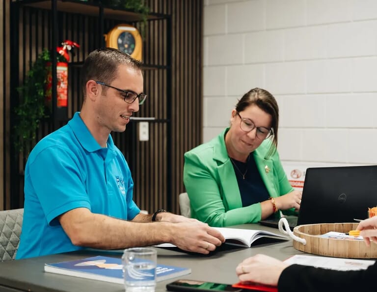 Twee mensen in overleg