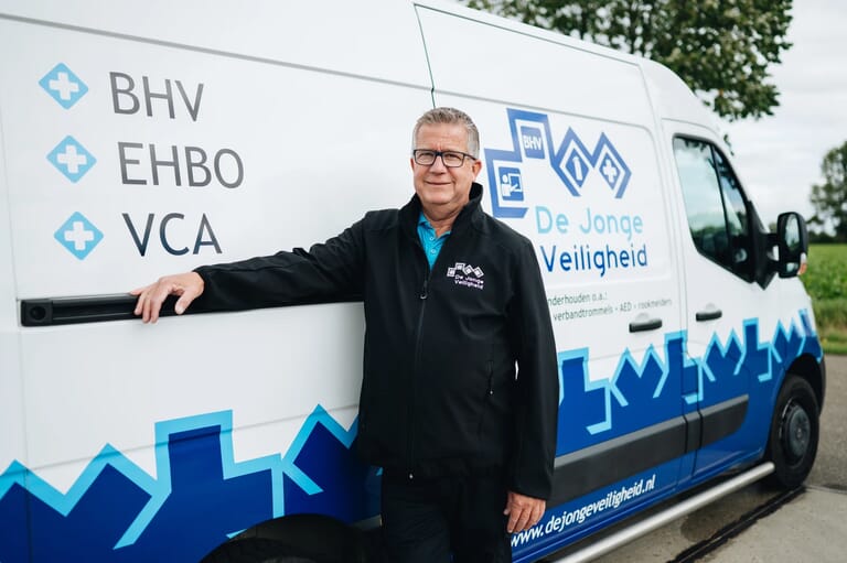 Een man voor een bus