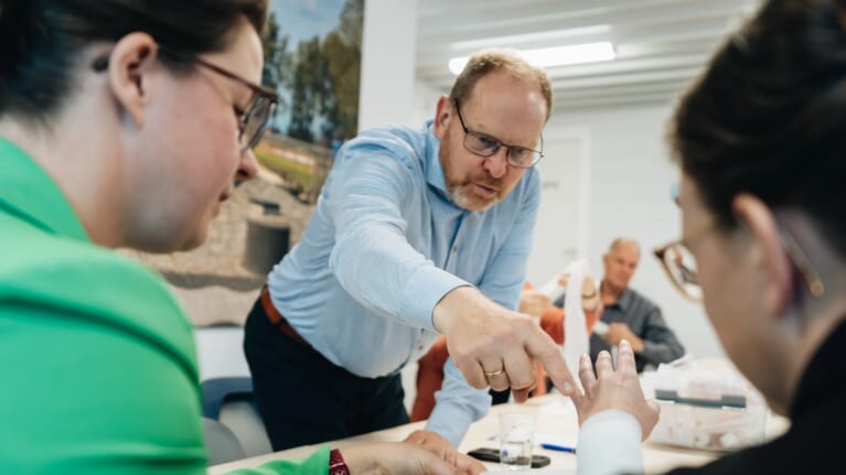 Een man die helpt met het om doen van verband