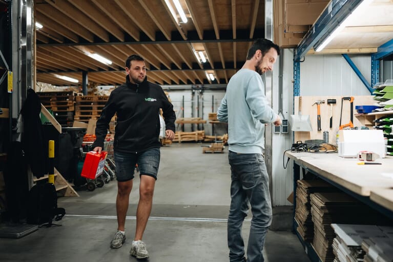 Twee mannen, waarvan de ene met een ehbo koffer aankomt rennen