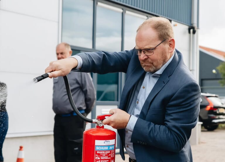 Een man in map blust