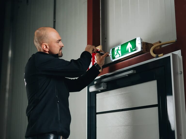 dejongeveiligheid_onderhoud_noodverlichting_nooduitgang