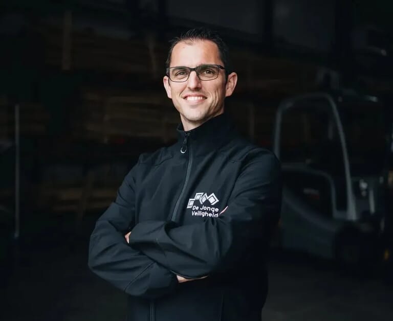 Man met zijn armen over elkaar