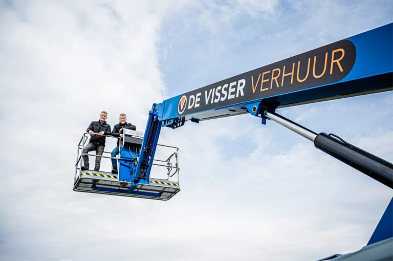 Twee mannen in een hoogwerker bak