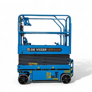 Blauwe ingeklapte elektrische schaarhoogwerker van De Visser Verhuur, zijaanzicht.