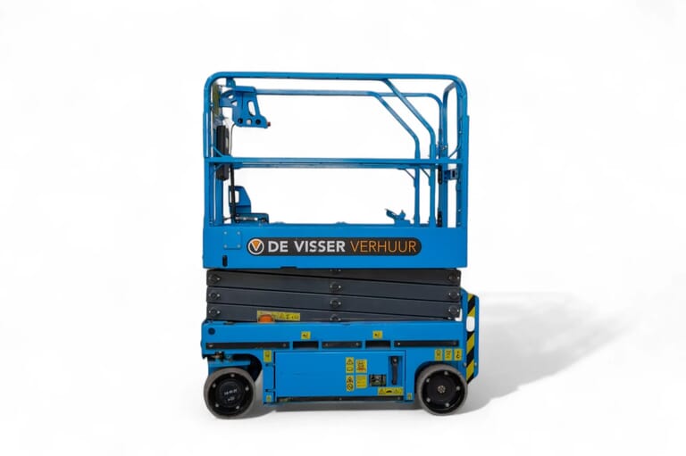 Blauwe ingeklapte elektrische schaarhoogwerker van De Visser Verhuur, zijaanzicht.