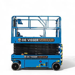 Blauwe uitgeklapte elektrische schaarhoogwerker van De Visser Verhuur, zijaanzicht.