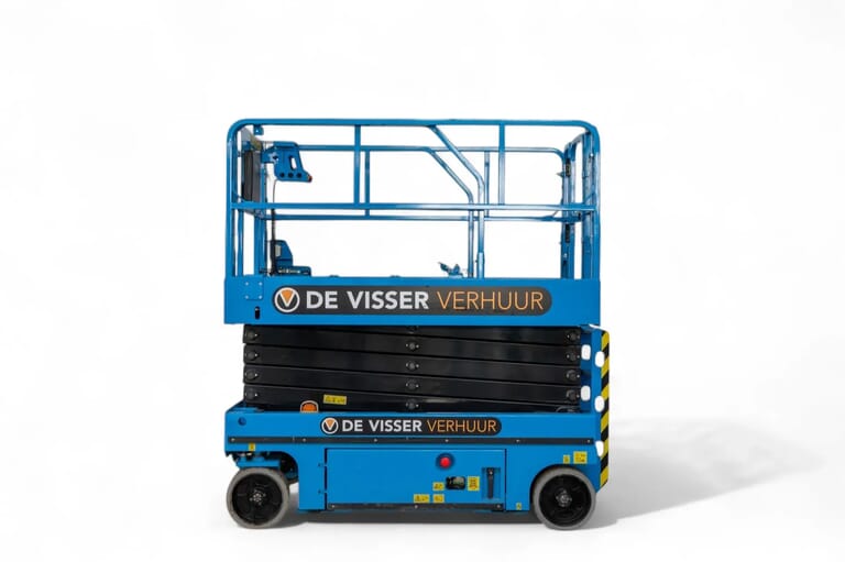 Blauwe uitgeklapte elektrische schaarhoogwerker van De Visser Verhuur, zijaanzicht.
