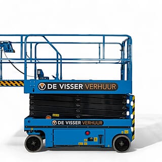 Blauwe uitgeklapte elektrische schaarhoogwerker van De Visser Verhuur, zijaanzicht.