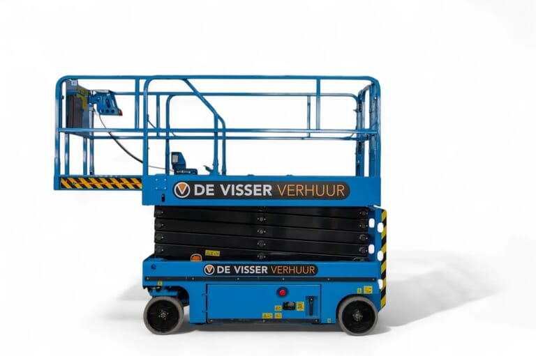 Blauwe uitgeklapte elektrische schaarhoogwerker van De Visser Verhuur, zijaanzicht.